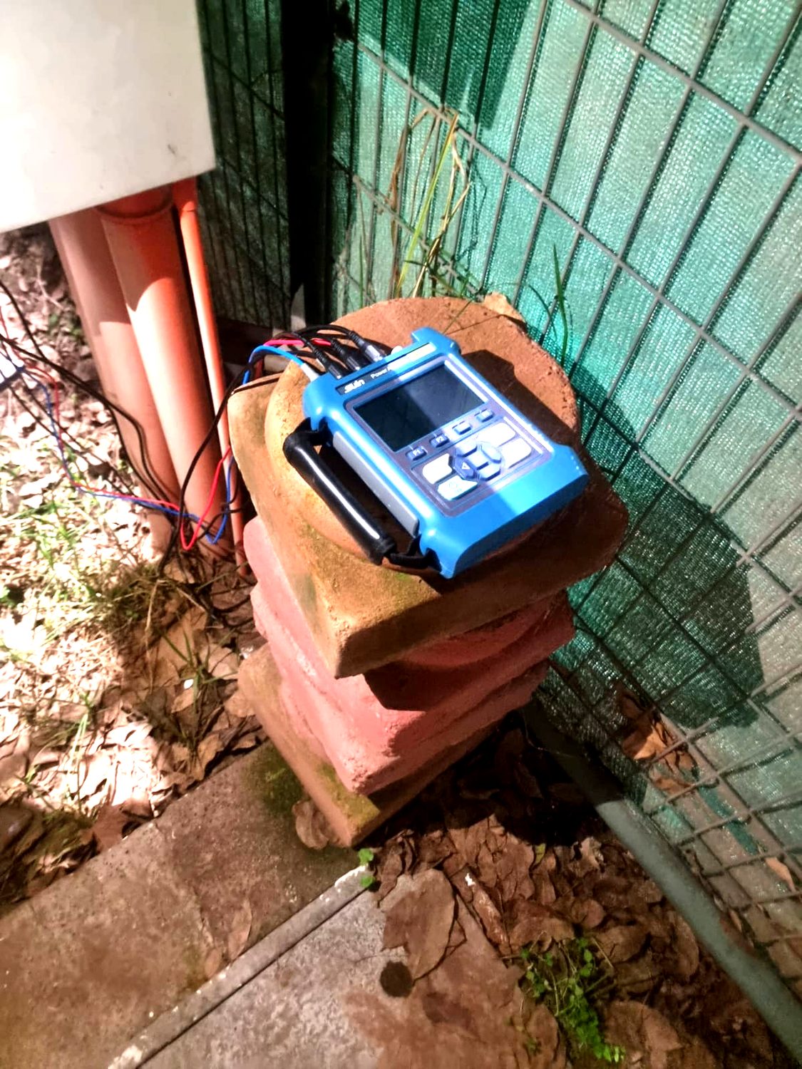 Analizador de red trifásico SUN SA2300 registrando en terreno