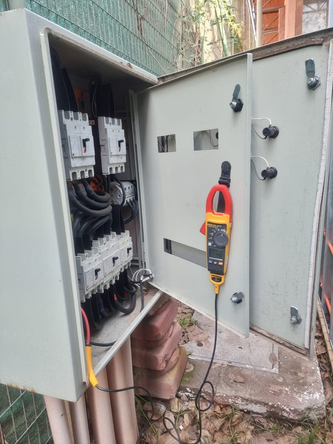Medición de factor de potencia con pinza Fluke 376 FC en tablero general