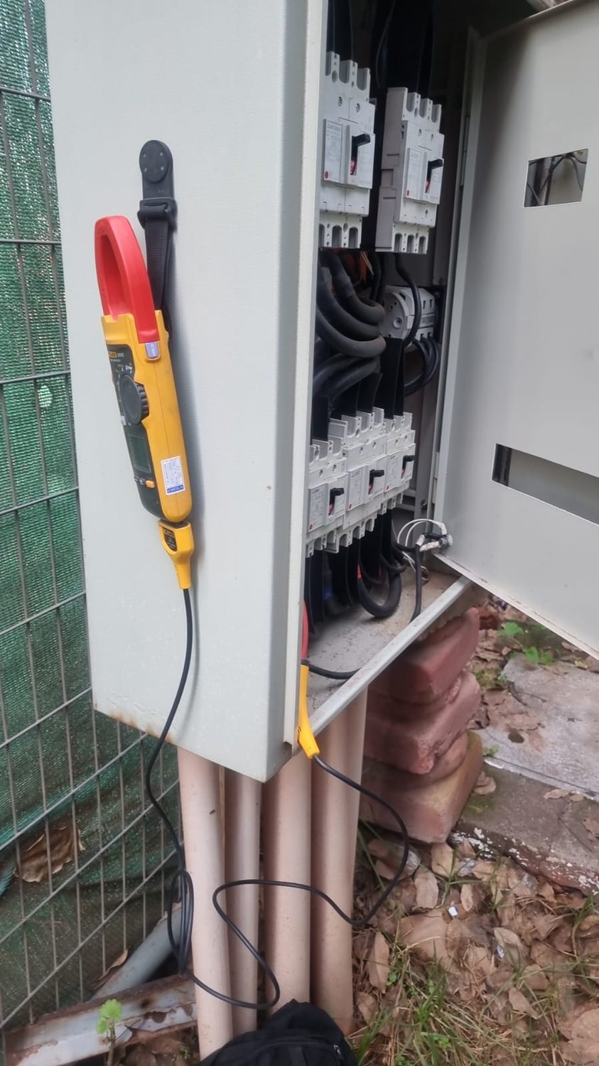 Pinza Fluke 376 FC midiendo corriente por fase en el tablero