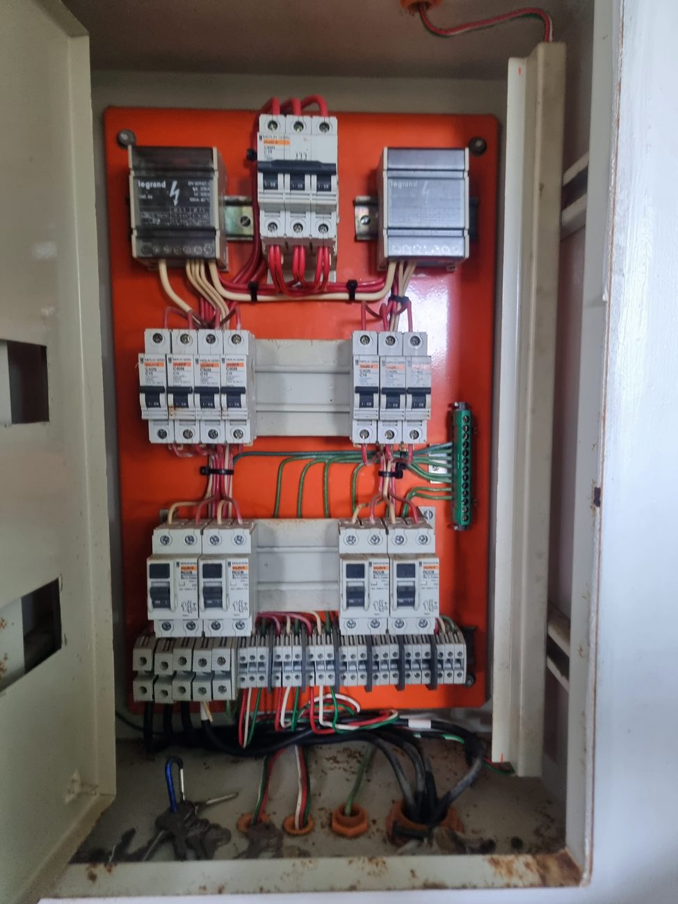 Diagnóstico de protecciones y cableado